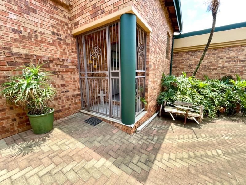 6 Bedroom Property for Sale in Rangeview Gauteng