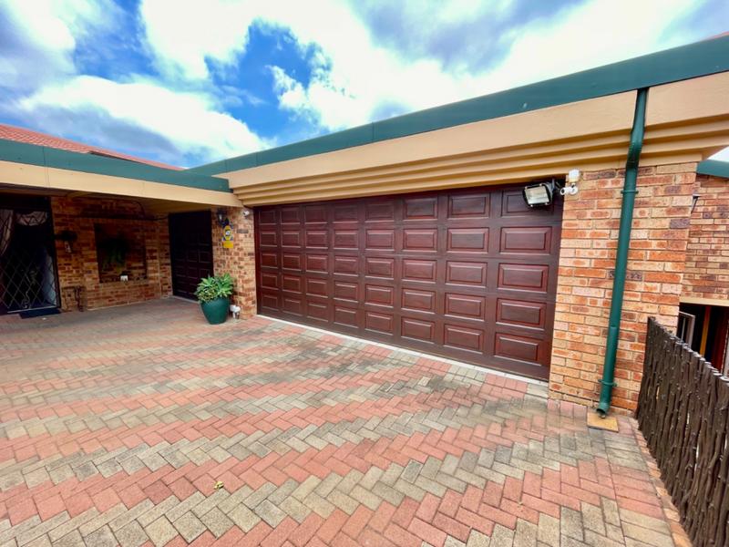 6 Bedroom Property for Sale in Rangeview Gauteng