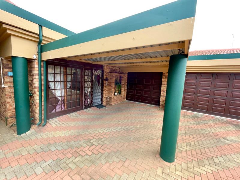 6 Bedroom Property for Sale in Rangeview Gauteng