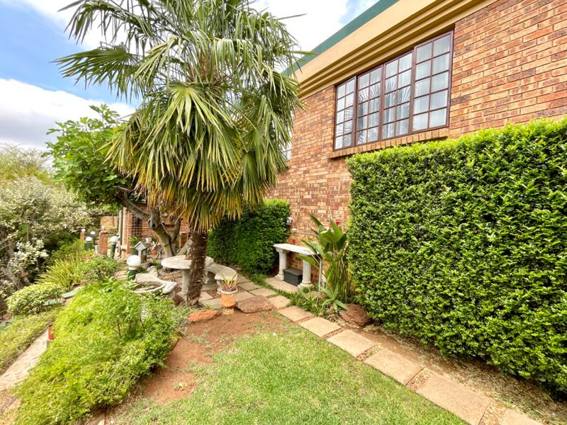 6 Bedroom Property for Sale in Rangeview Gauteng