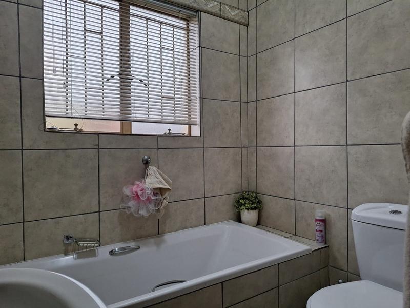 To Let 2 Bedroom Property for Rent in Petersfield Gauteng