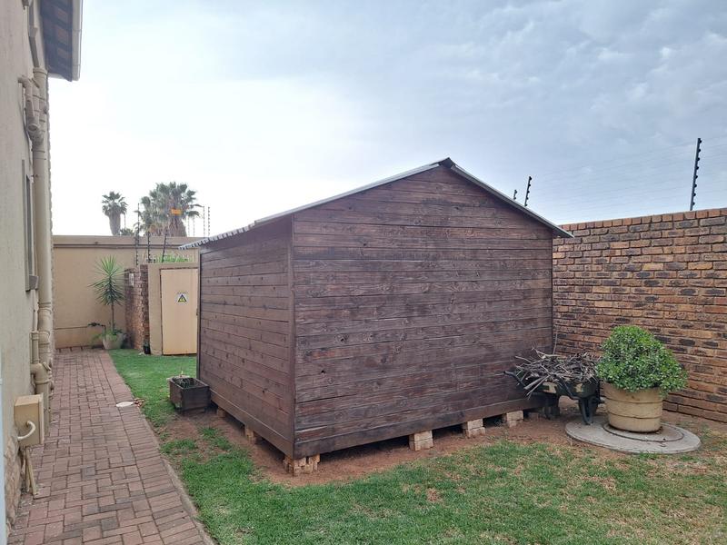 To Let 2 Bedroom Property for Rent in Petersfield Gauteng