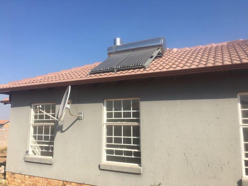 To Let 3 Bedroom Property for Rent in Azaadville Gauteng