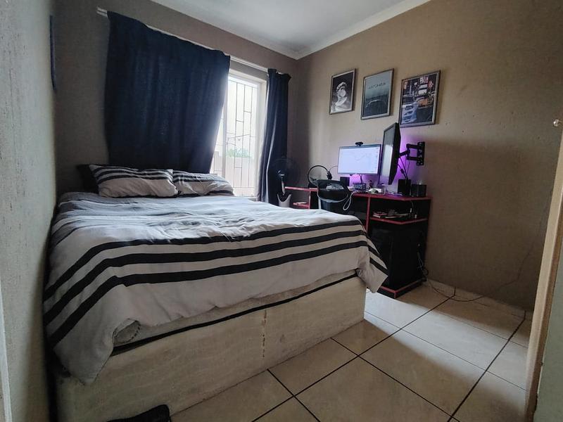 2 Bedroom Property for Sale in Rooihuiskraal North Gauteng