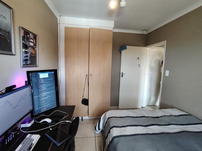 2 Bedroom Property for Sale in Rooihuiskraal North Gauteng