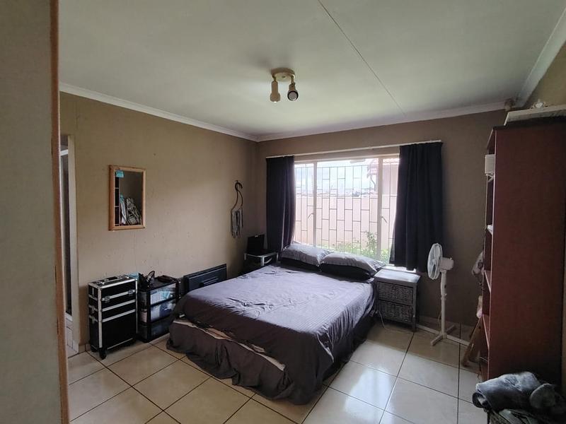 2 Bedroom Property for Sale in Rooihuiskraal North Gauteng