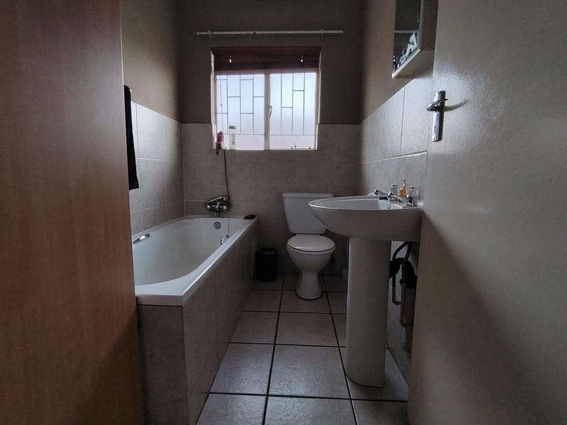 2 Bedroom Property for Sale in Rooihuiskraal North Gauteng