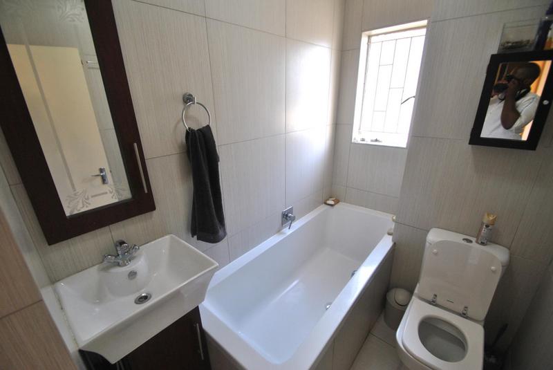 2 Bedroom Property for Sale in Mulbarton Gauteng