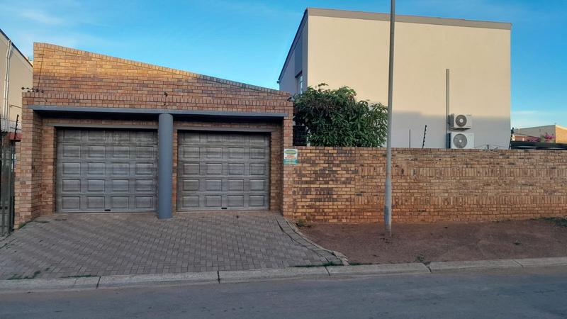 4 Bedroom Property for Sale in Lenasia Ext 9 Gauteng