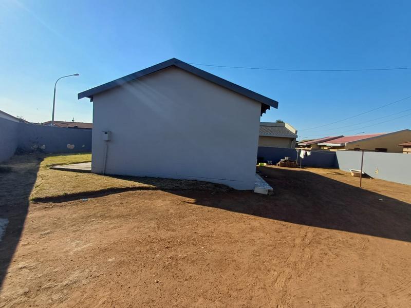 To Let 3 Bedroom Property for Rent in Tokoza Gauteng