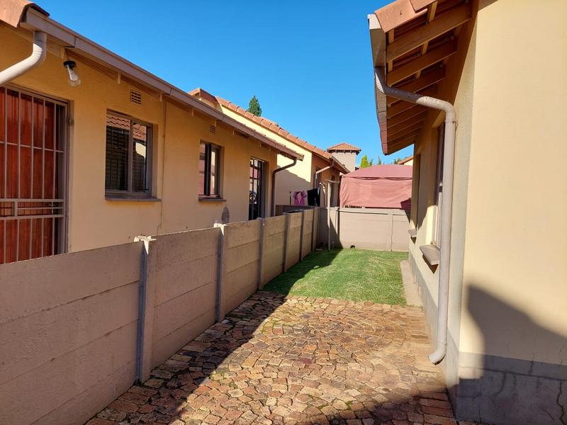 To Let 2 Bedroom Property for Rent in Ormonde Gauteng