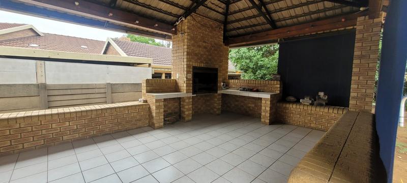 6 Bedroom Property for Sale in Brackenhurst Gauteng