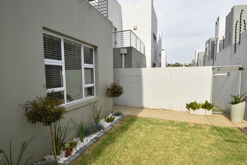 To Let 3 Bedroom Property for Rent in Sandown Gauteng