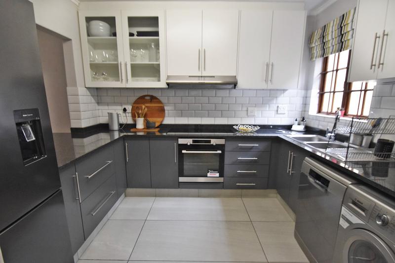 2 Bedroom Property for Sale in Atholl Gauteng