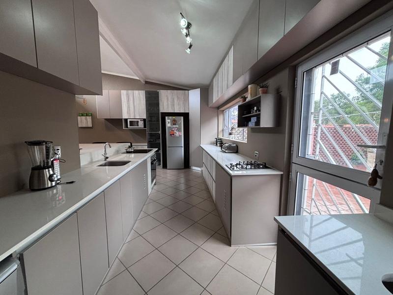 4 Bedroom Property for Sale in Floracliffe Gauteng