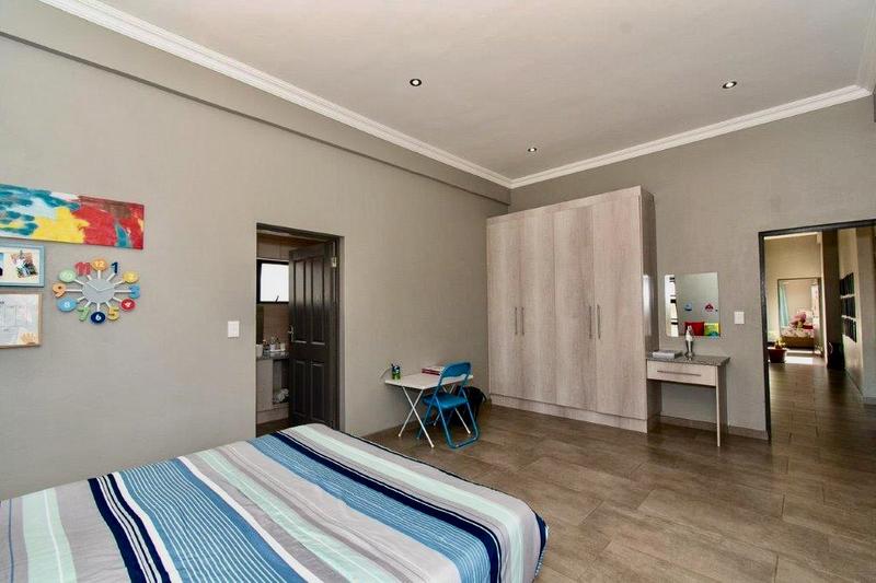 5 Bedroom Property for Sale in Copperleaf Estate Gauteng