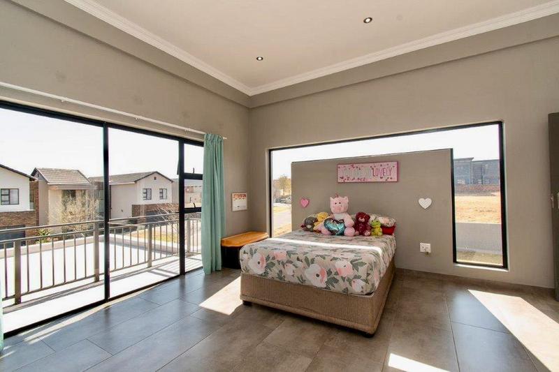 5 Bedroom Property for Sale in Copperleaf Estate Gauteng