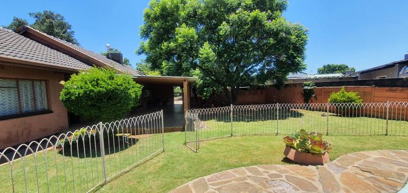 To Let 4 Bedroom Property for Rent in Greenhills Gauteng