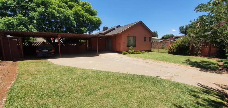 To Let 4 Bedroom Property for Rent in Greenhills Gauteng