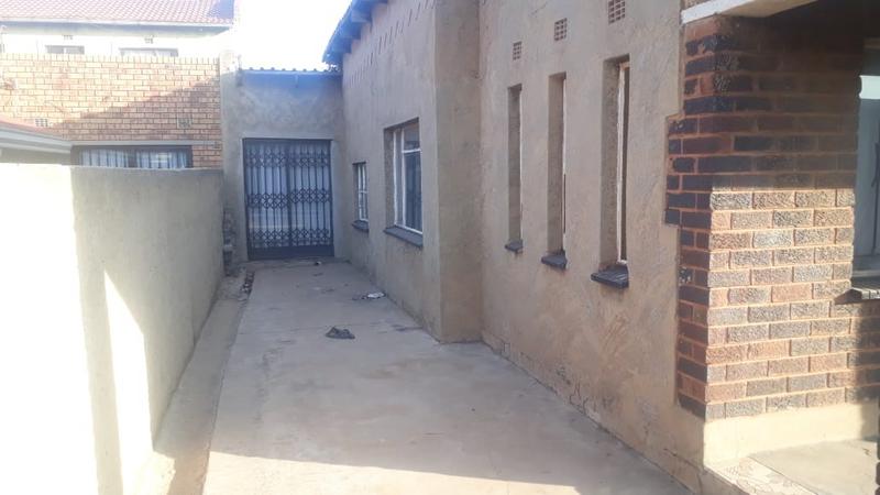 4 Bedroom Property for Sale in Dhlamini Gauteng