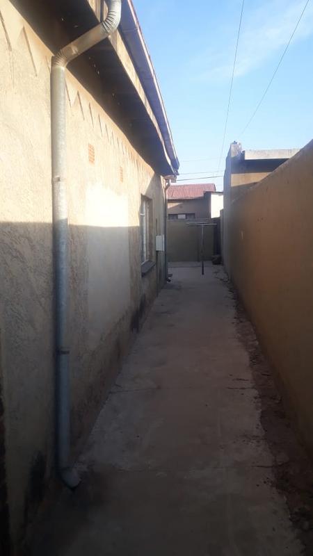 4 Bedroom Property for Sale in Dhlamini Gauteng