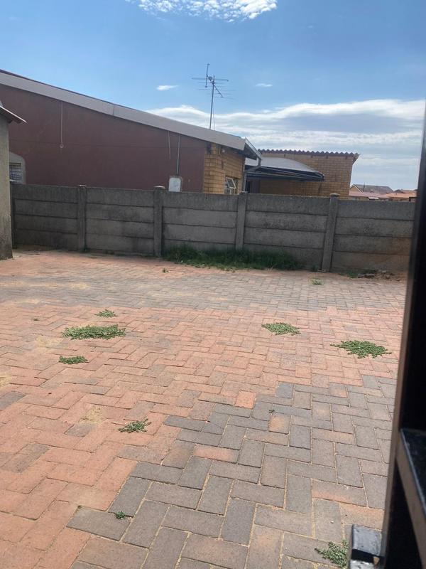 6 Bedroom Property for Sale in Kwa Thema Gauteng