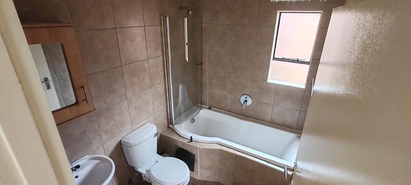 To Let 2 Bedroom Property for Rent in Olifantsvlei Gauteng