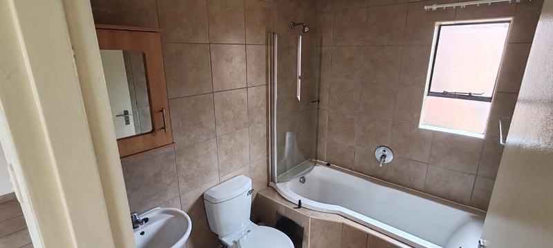 To Let 2 Bedroom Property for Rent in Olifantsvlei Gauteng