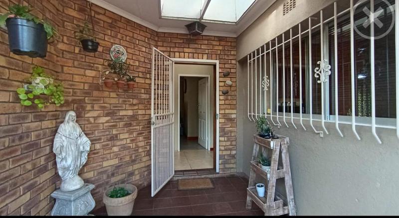 5 Bedroom Property for Sale in Brackendowns Gauteng