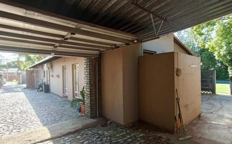 5 Bedroom Property for Sale in Brackendowns Gauteng