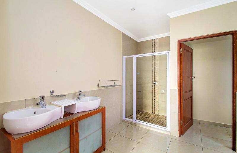 To Let 4 Bedroom Property for Rent in Broadacres Gauteng