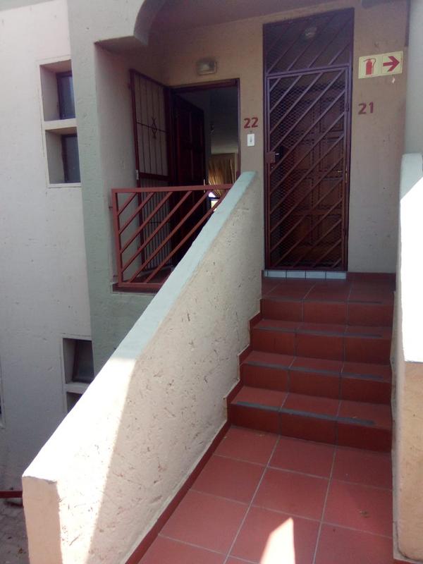 To Let 2 Bedroom Property for Rent in Helderkruin Gauteng