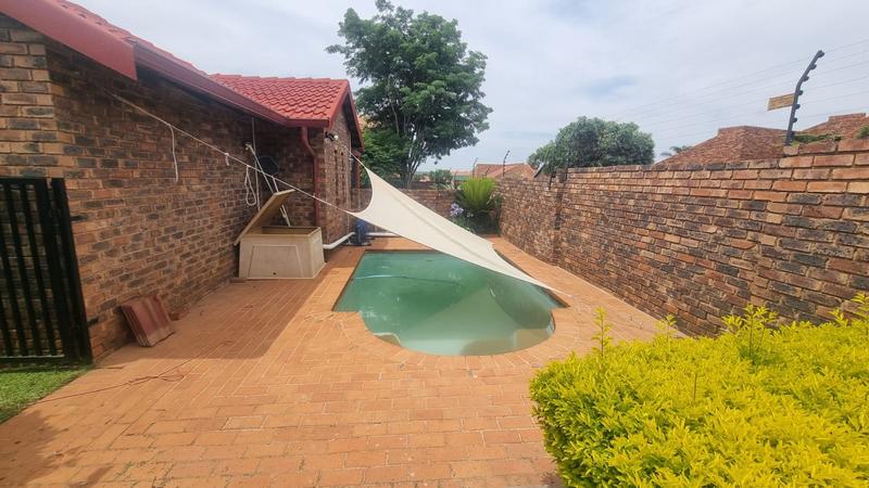 4 Bedroom Property for Sale in Eldoraigne Gauteng