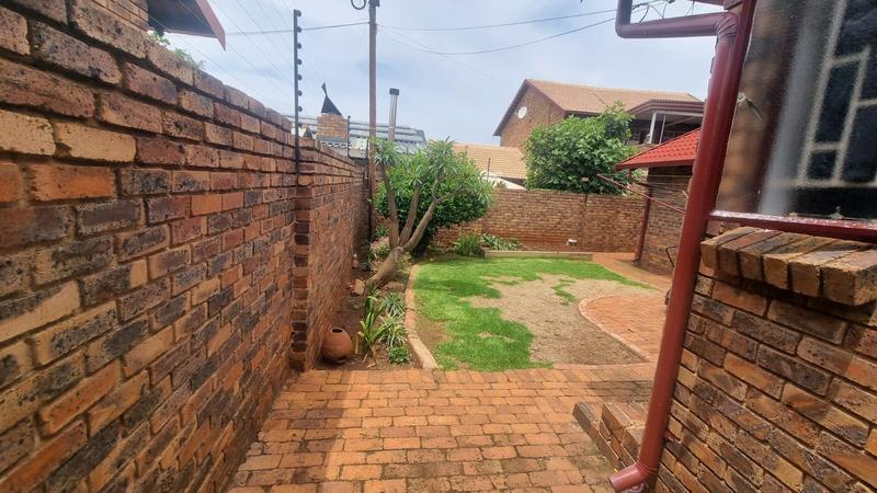 4 Bedroom Property for Sale in Eldoraigne Gauteng