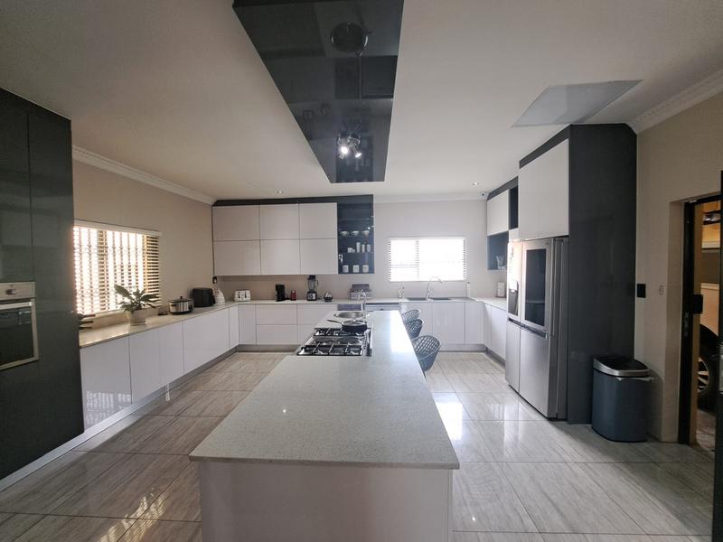 5 Bedroom Property for Sale in Heuweloord Gauteng