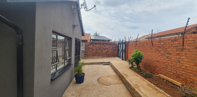 4 Bedroom Property for Sale in Protea North Gauteng