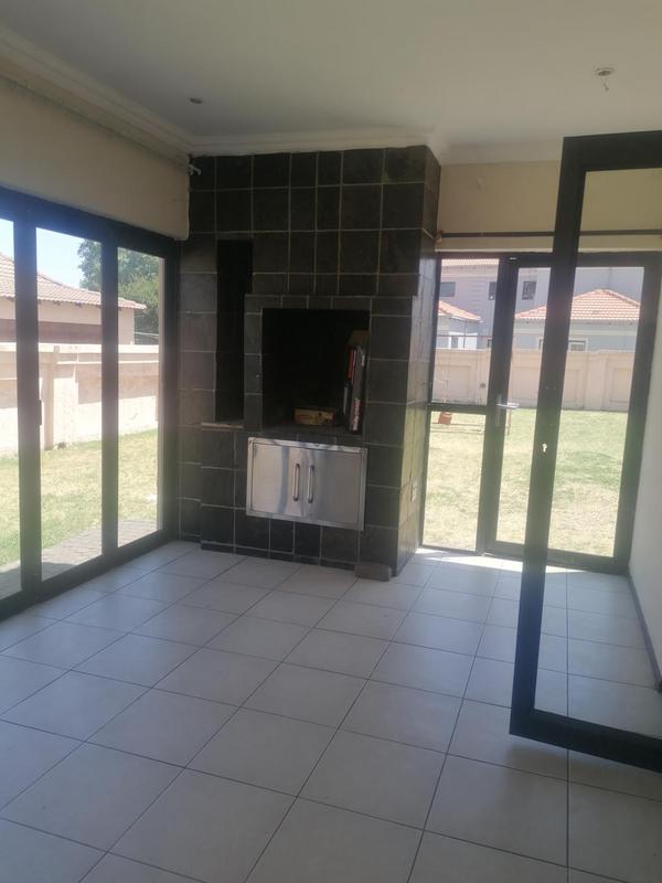 5 Bedroom Property for Sale in Helderwyk Gauteng