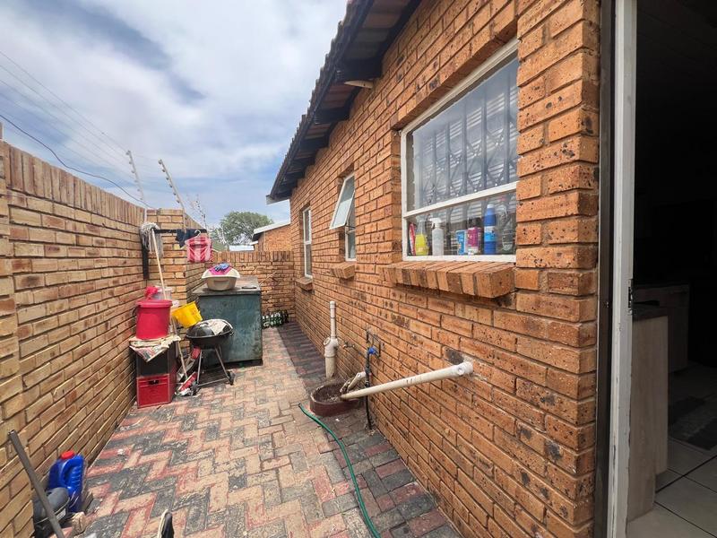 2 Bedroom Property for Sale in Finsbury Gauteng