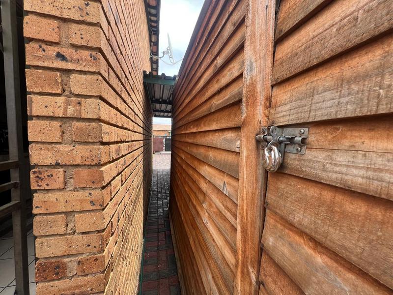 2 Bedroom Property for Sale in Finsbury Gauteng