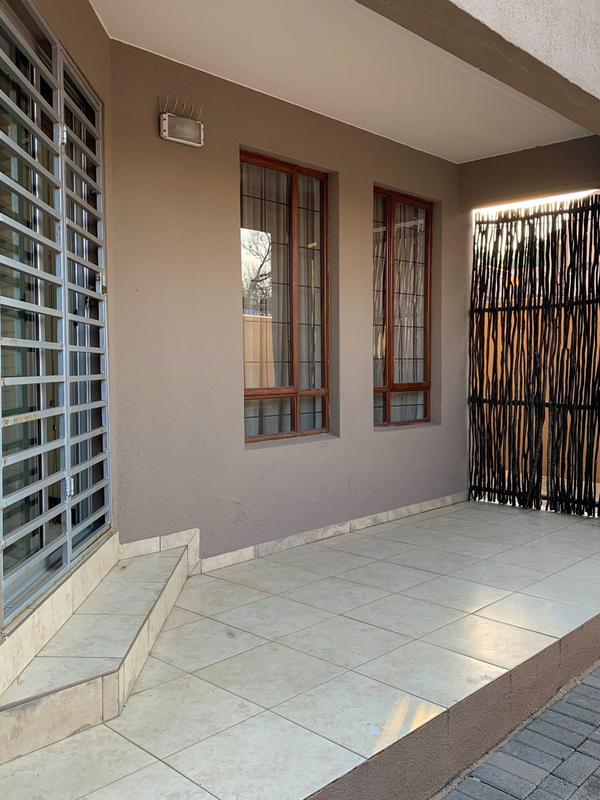 To Let 2 Bedroom Property for Rent in Linden Gauteng