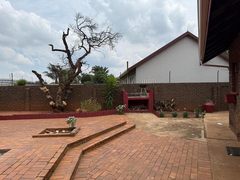 To Let 4 Bedroom Property for Rent in Birchleigh North Gauteng