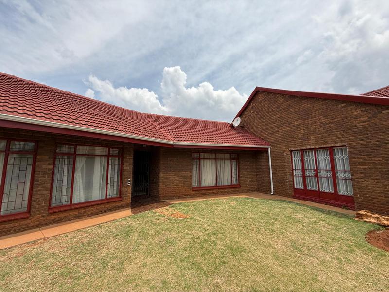 To Let 4 Bedroom Property for Rent in Birchleigh North Gauteng