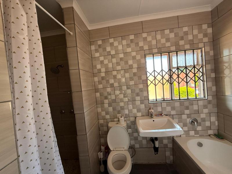 To Let 4 Bedroom Property for Rent in Birchleigh North Gauteng