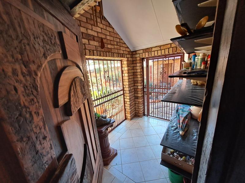 6 Bedroom Property for Sale in Ninapark Gauteng