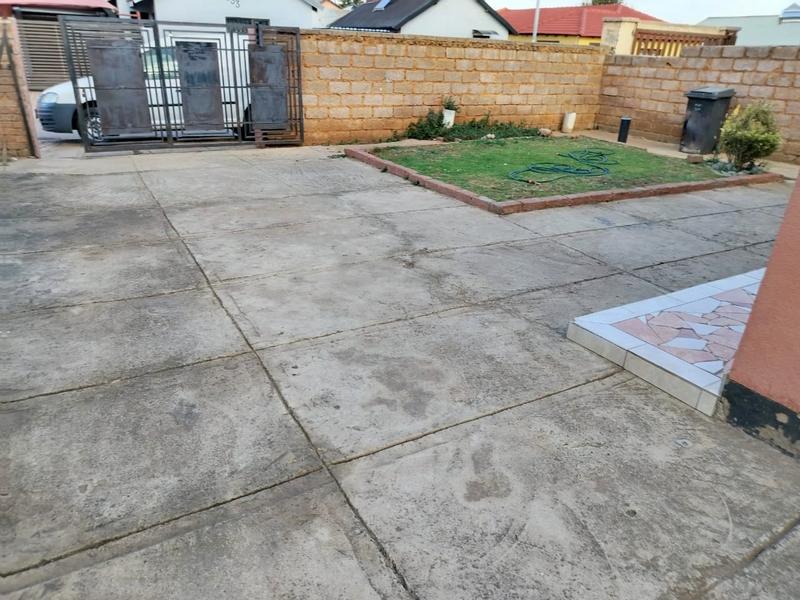 2 Bedroom Property for Sale in Protea Glen Gauteng