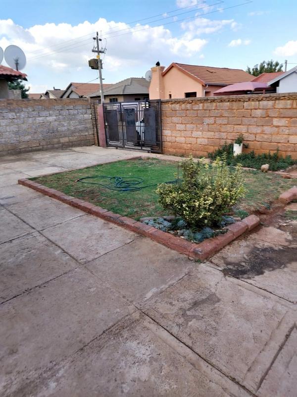 2 Bedroom Property for Sale in Protea Glen Gauteng