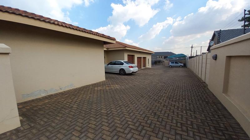 4 Bedroom Property for Sale in Constantia Kloof Gauteng