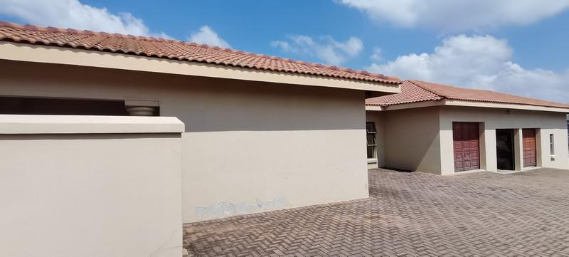 To Let 4 Bedroom Property for Rent in Constantia Kloof Gauteng