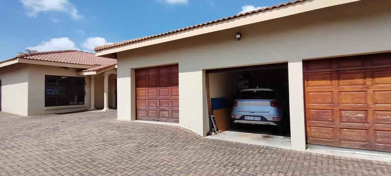 To Let 4 Bedroom Property for Rent in Constantia Kloof Gauteng