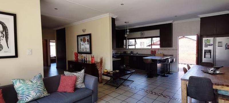 To Let 4 Bedroom Property for Rent in Constantia Kloof Gauteng